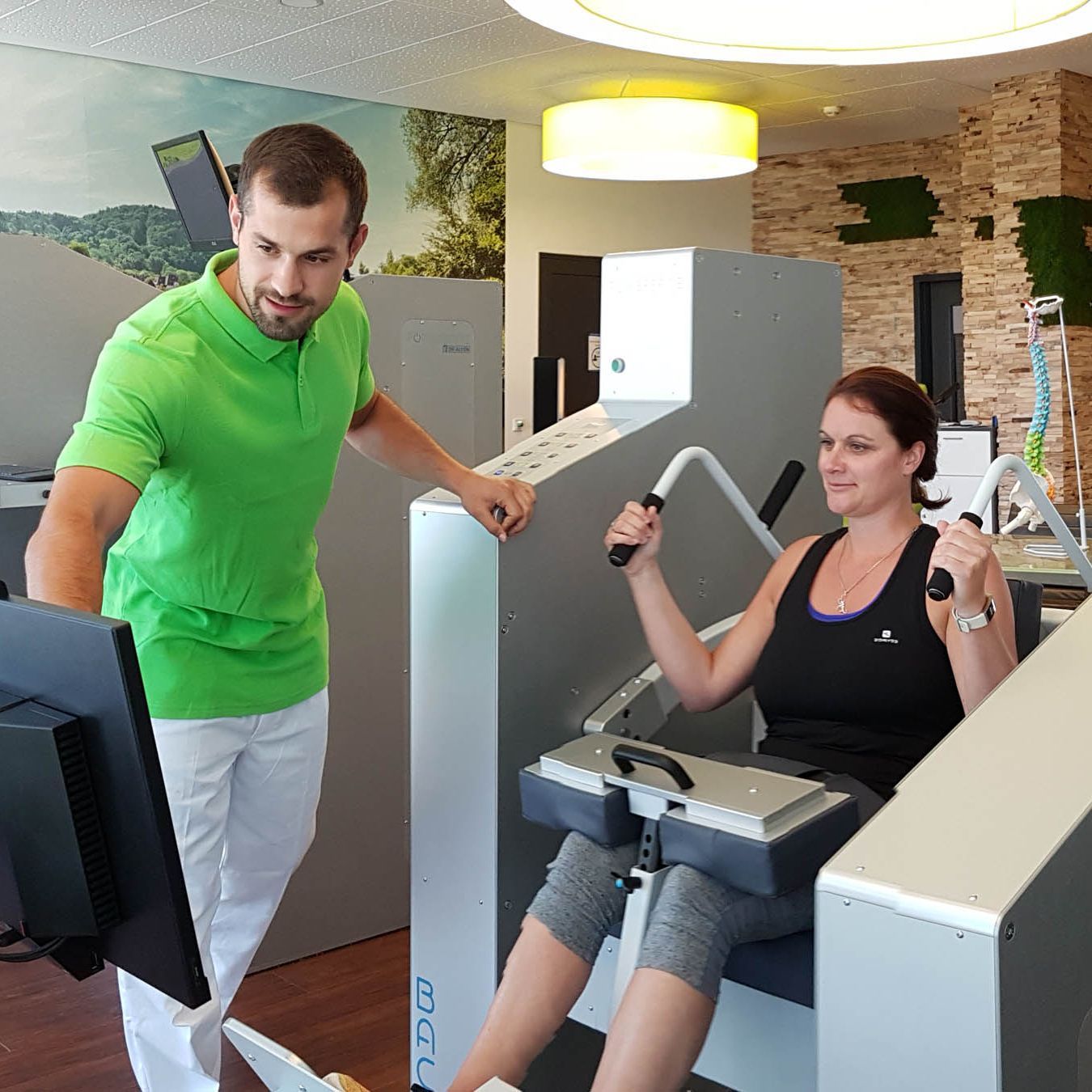 Kisssalis Rueckenzentrum Headerbild Trainer Mit Patient