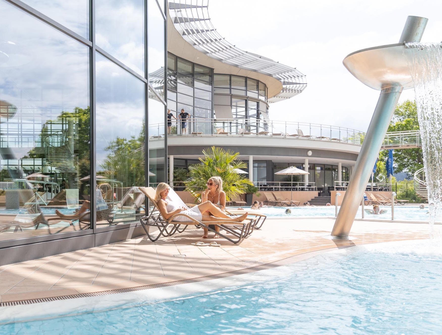 Kisssalis Aussenbecken Wasserfall Liegen Sommer