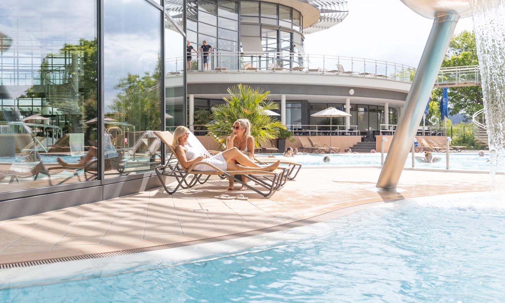 Kisssalis Aussenbecken Wasserfall Liegen Sommer