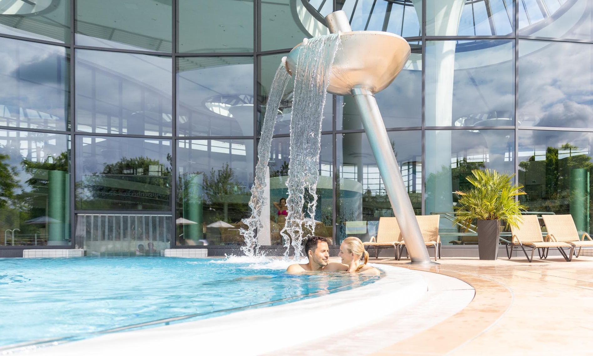 Kisssalis Aussenbecken Wasserfall Paar02