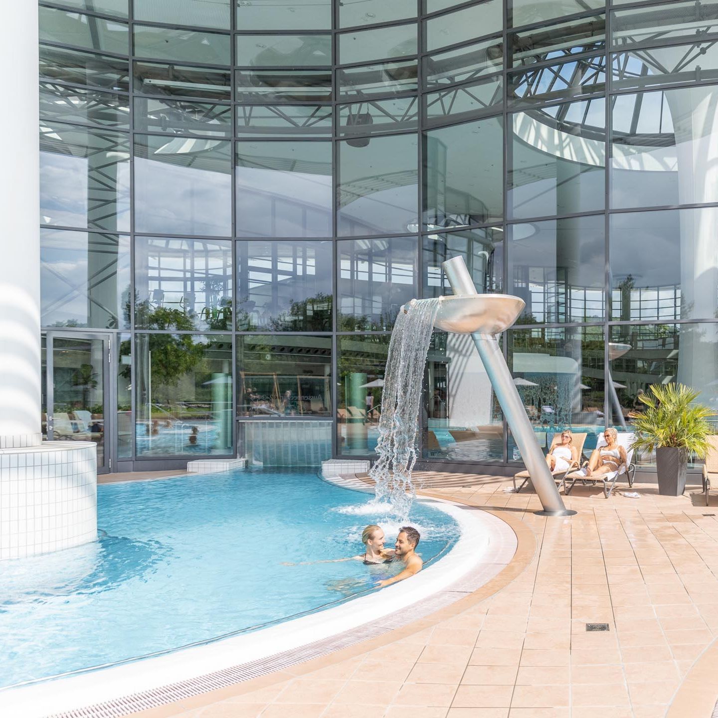 Kisssalis Aussenbecken Wasserfall Paar04