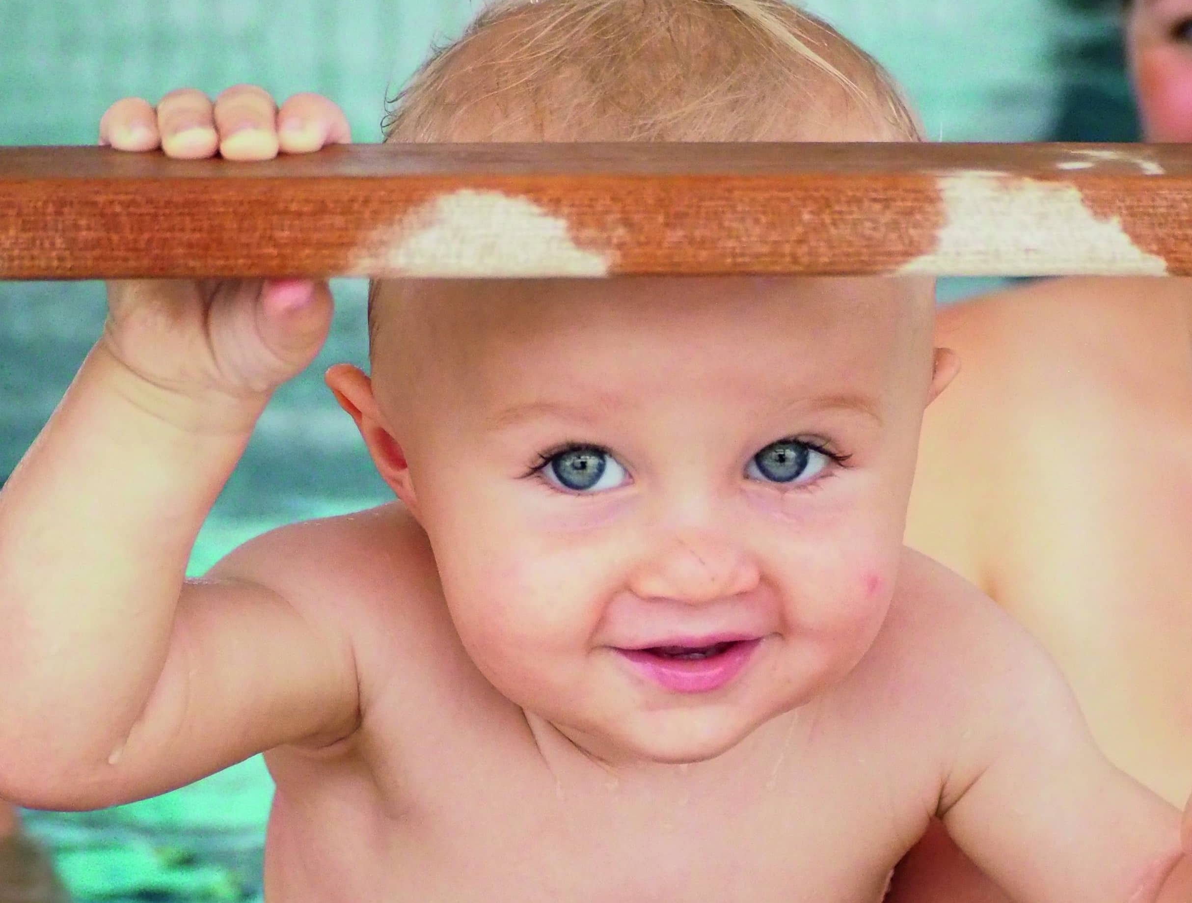 Kisssalis Babyschwimmen Junge Gelaender