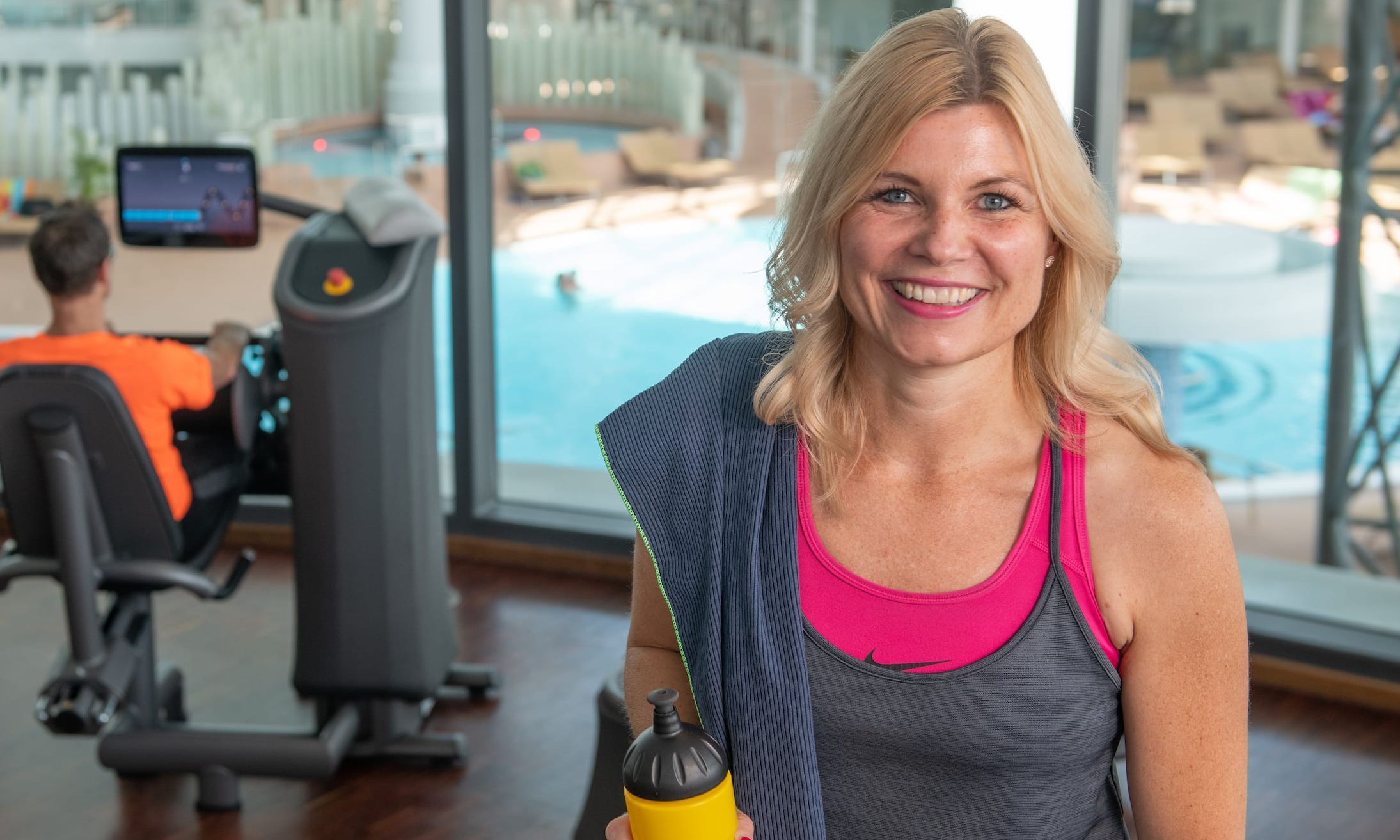 Kisssalis Fitness Frau Mit Flasche Und Handtuch