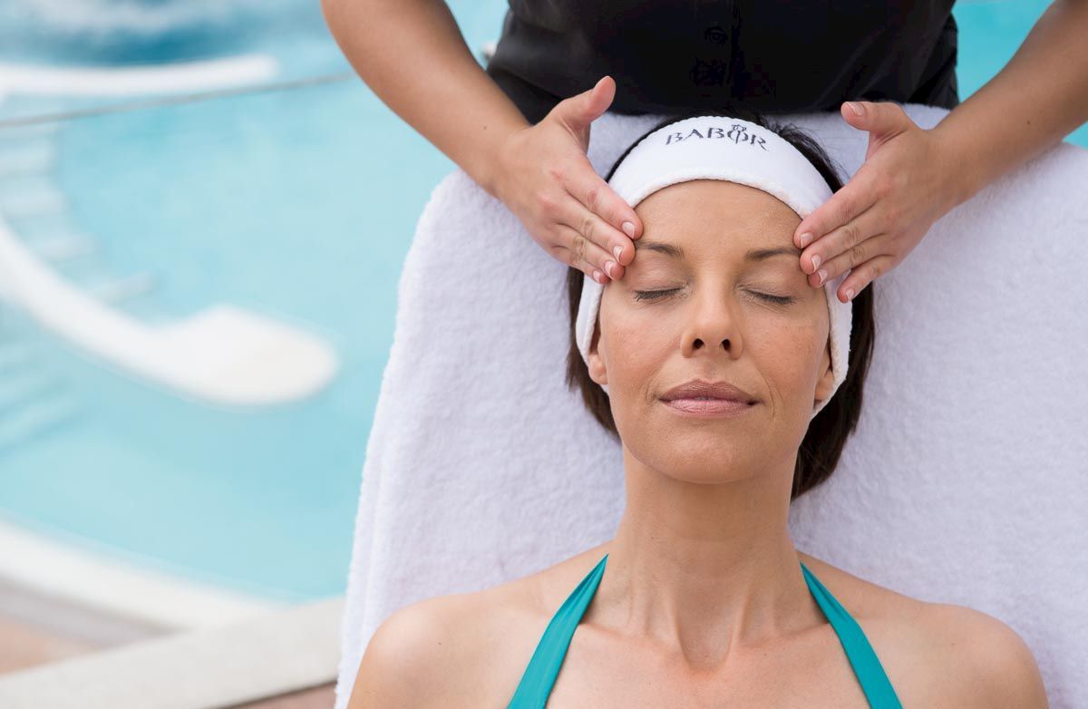 Kisssalis Gesichtsbehandlung Frau Terrasse