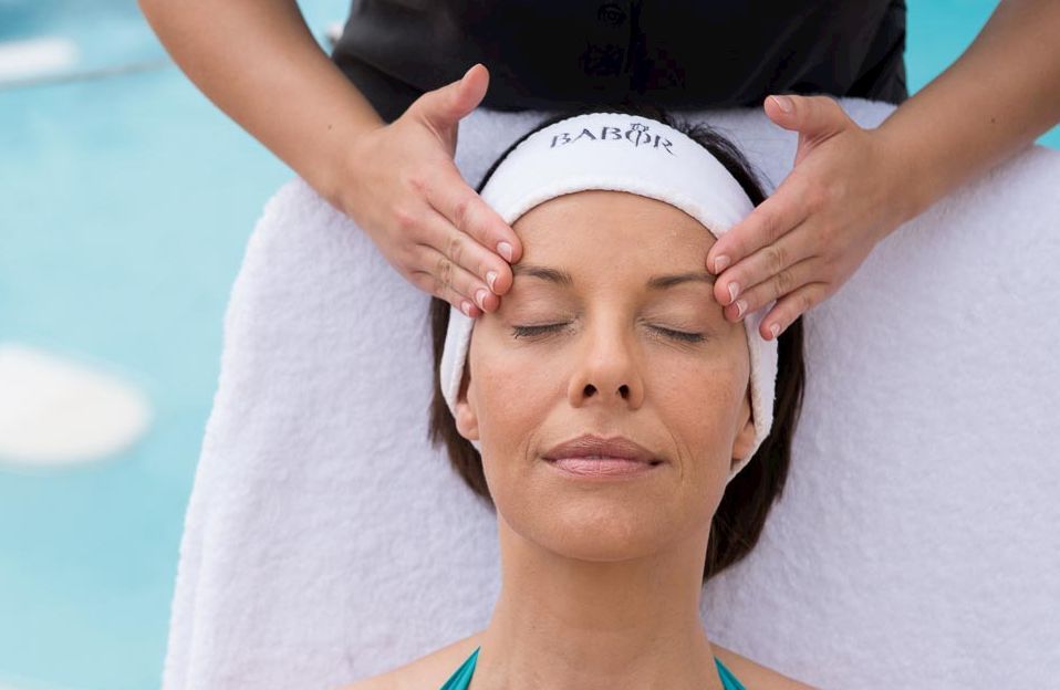 Kisssalis Gesichtsbehandlung Frau Terrasse