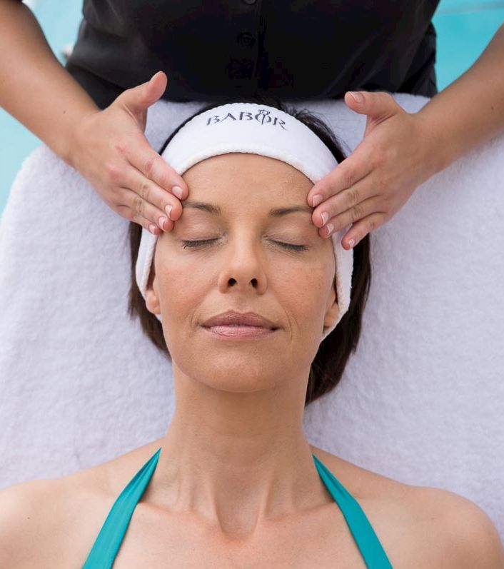 Kisssalis Gesichtsbehandlung Frau Terrasse