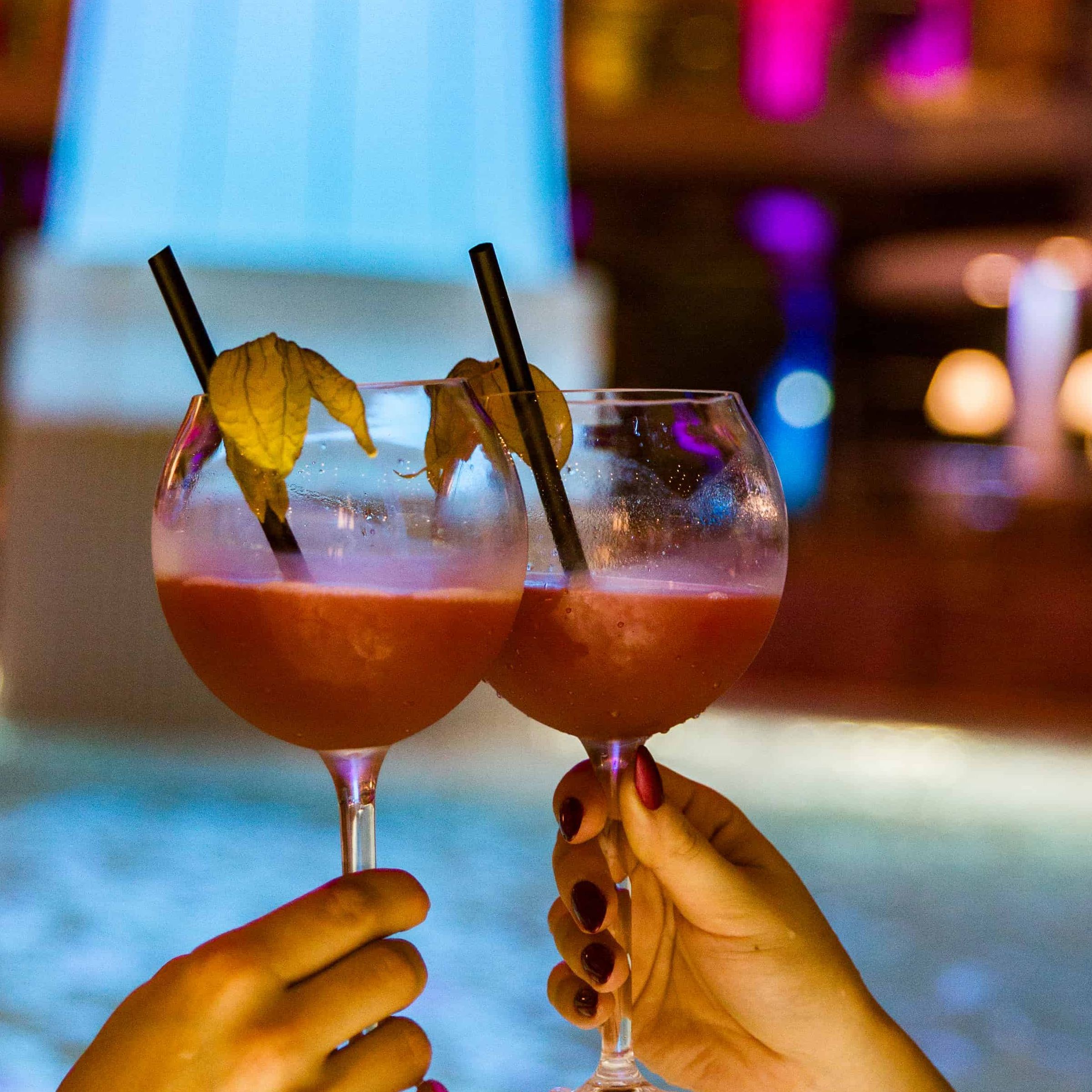 Kisssalis Innenbecken Cocktails Saeule