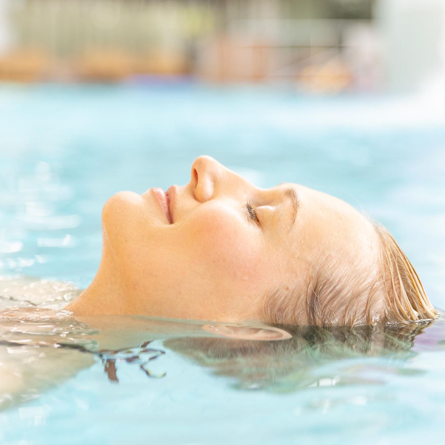 Kisssalis Innenbecken Frau Floating01