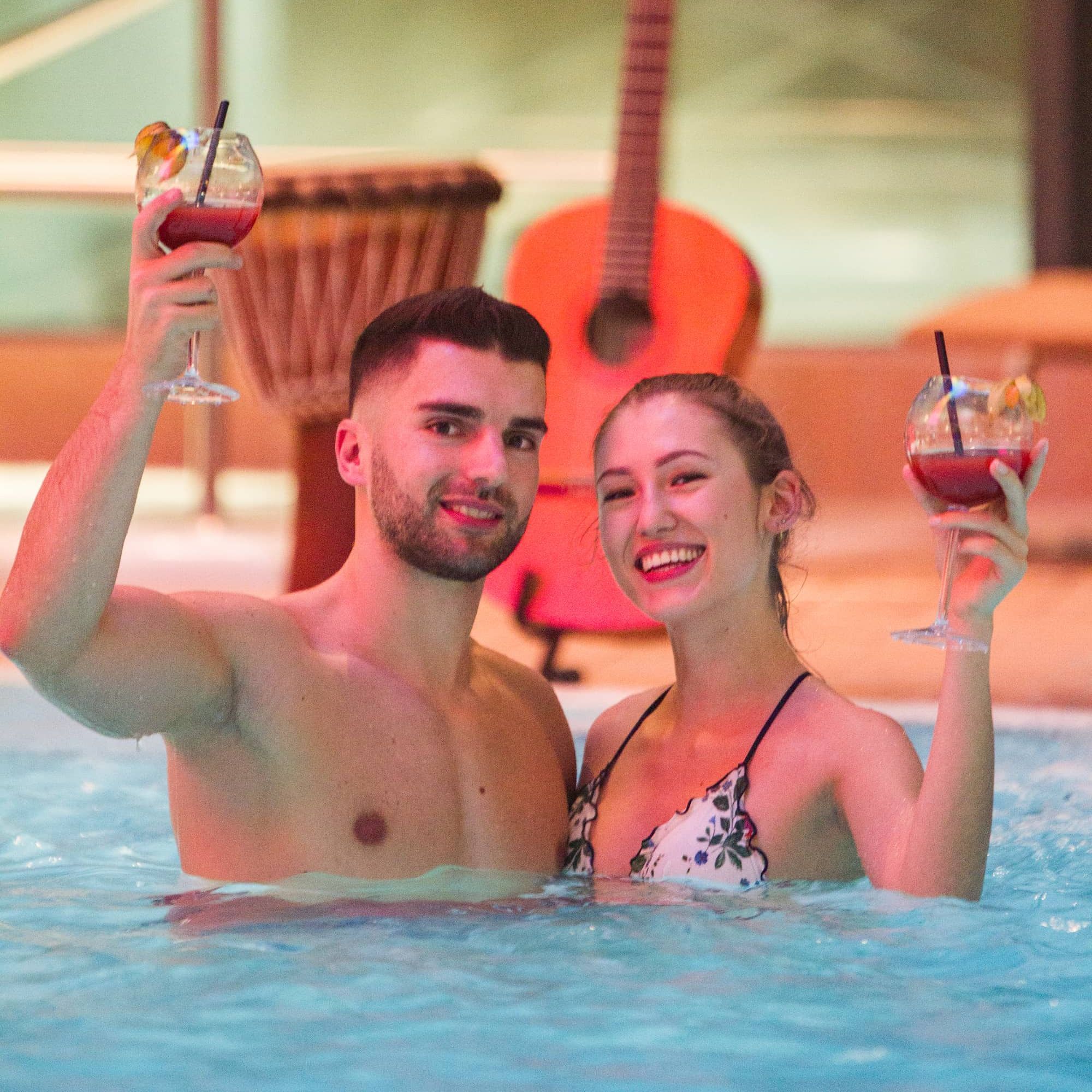 Kisssalis Musicnights Paar Mit Cocktails