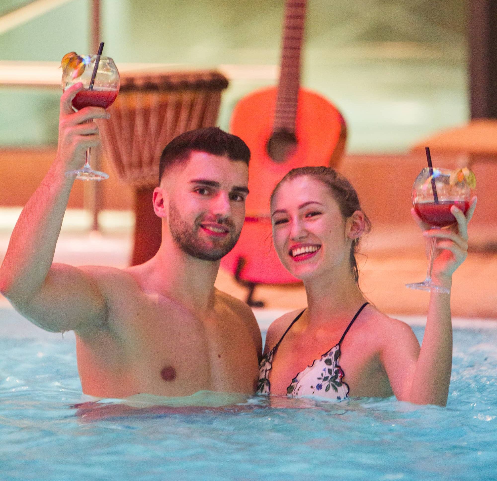 Kisssalis Musicnights Paar Mit Cocktails