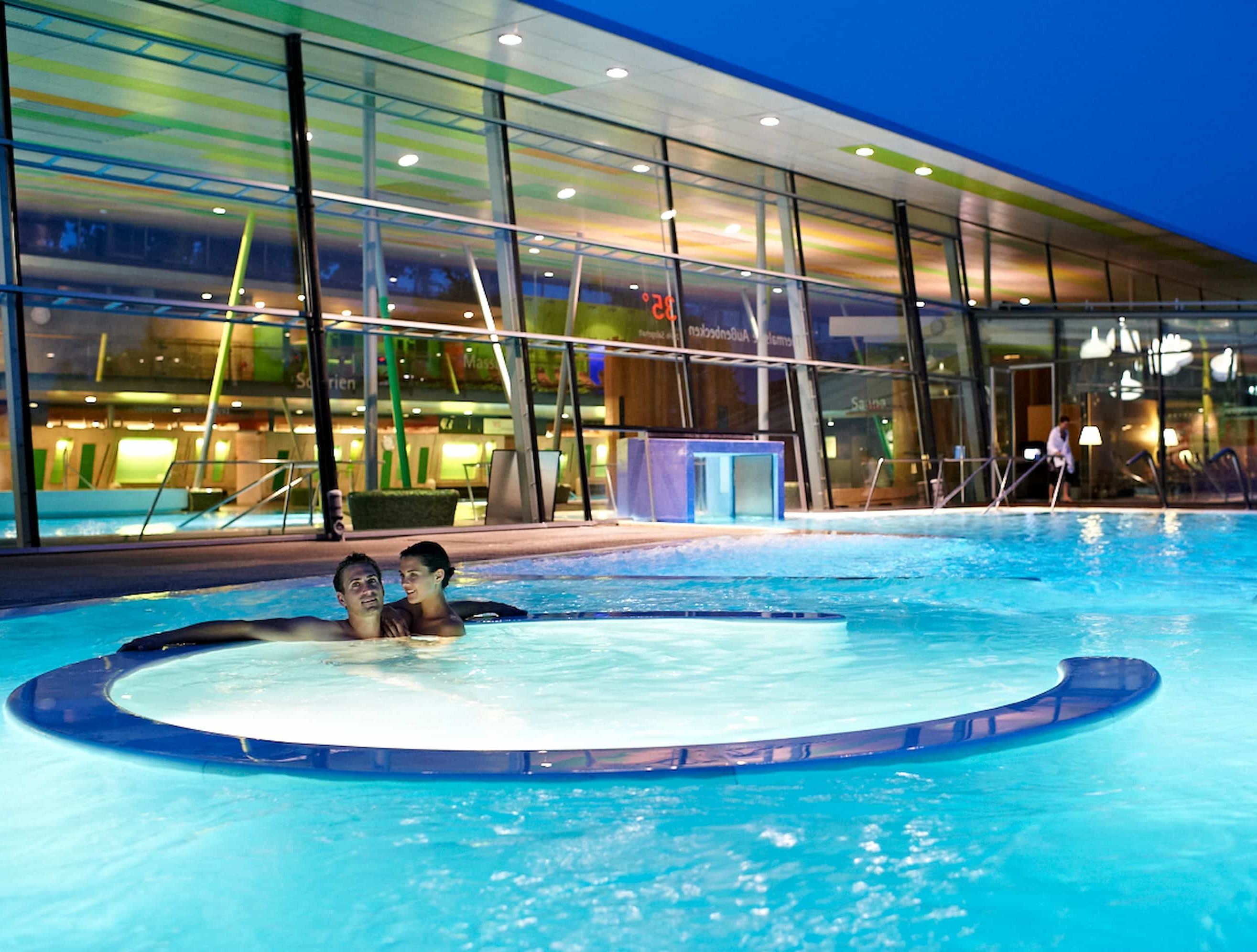 Kisssalis Spreewald Therme Aussenbecken Daemmerung