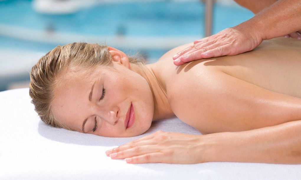 Kisssalis Wellness Massage Terrasse Augen Geschlossen