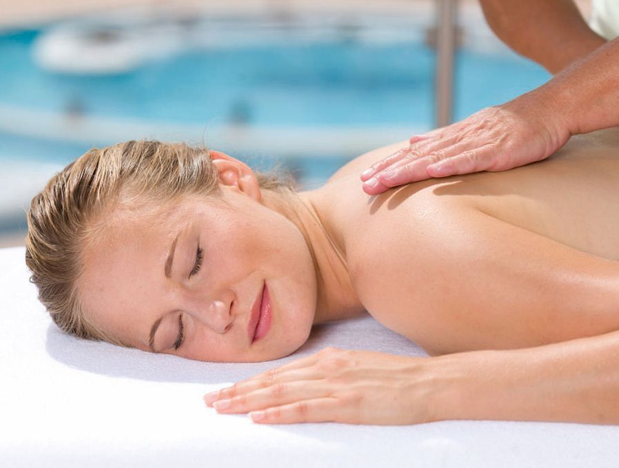 Kisssalis Wellness Massage Terrasse Augen Geschlossen