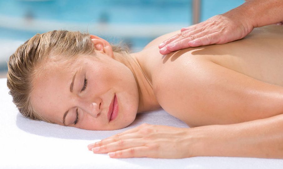 Kisssalis Wellness Massage Terrasse Augen Geschlossen