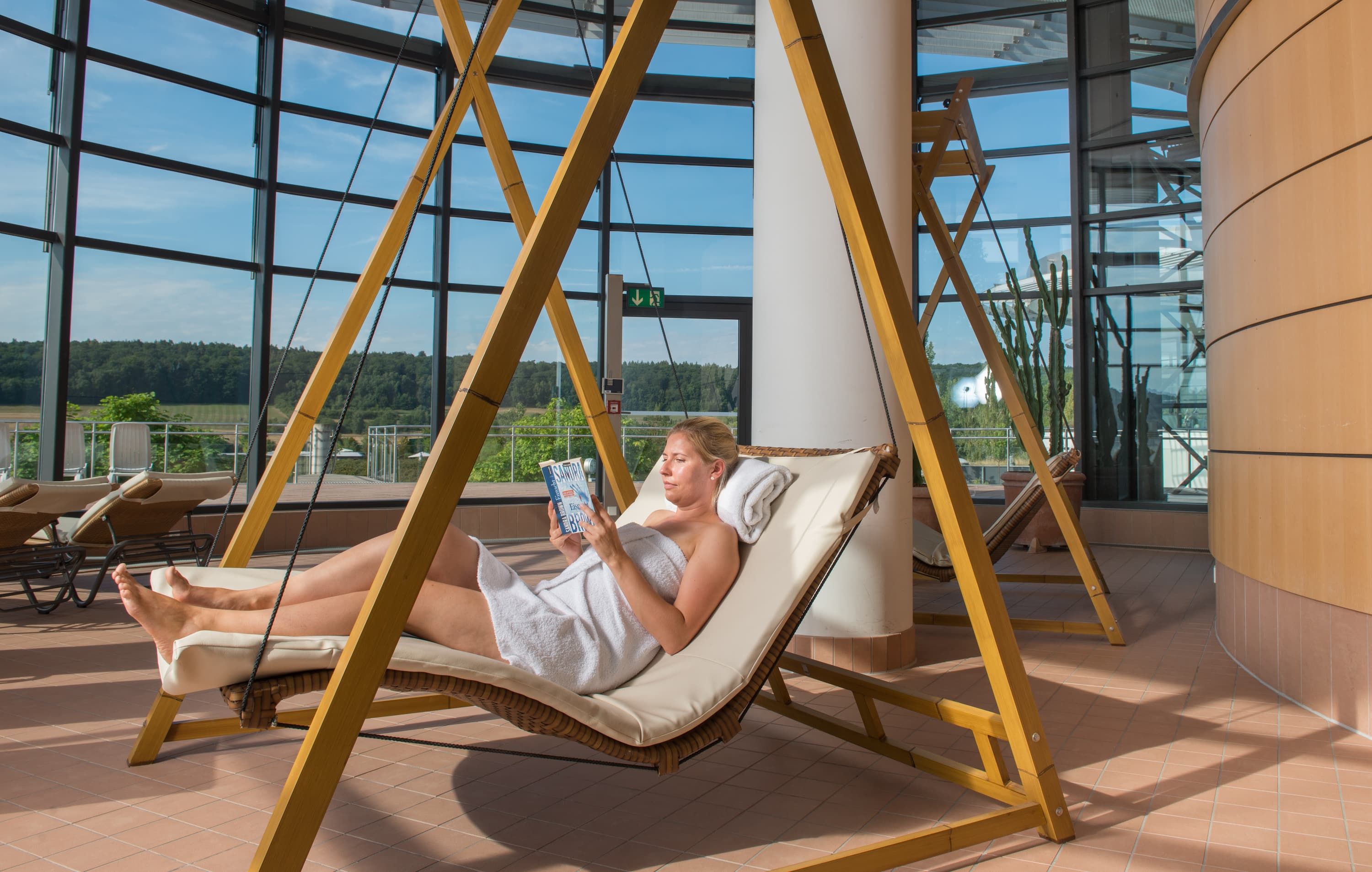 Kisssalis Galerie Ruheraum Schwebeliege Frau