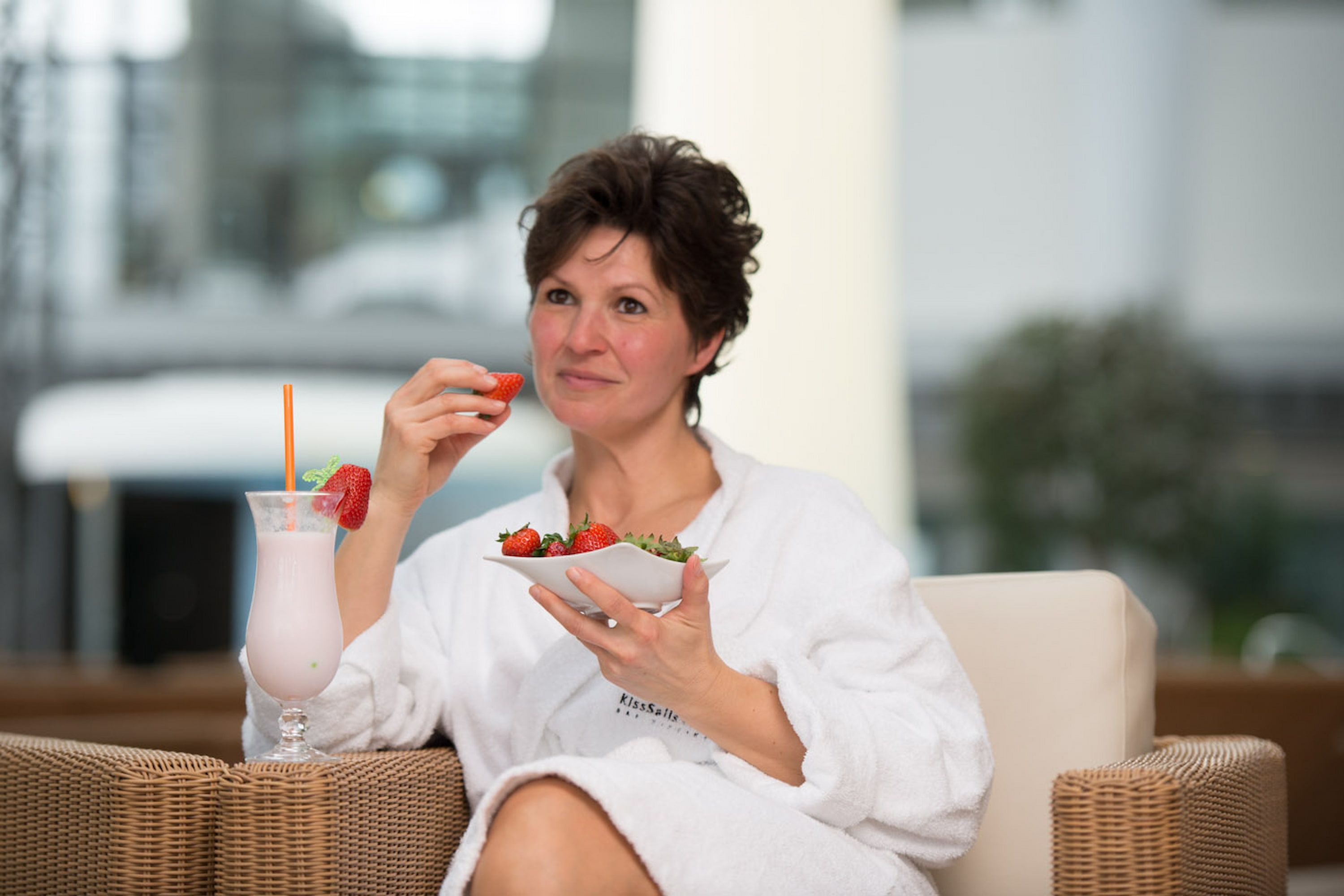 Kisssalis Innenbereich Saeule Frau Erdbeere 2